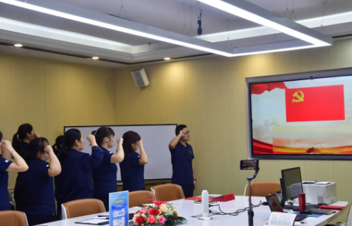 忆初心，，，，，，，，守党纪，，，，，，，，赶考路上勇毅行